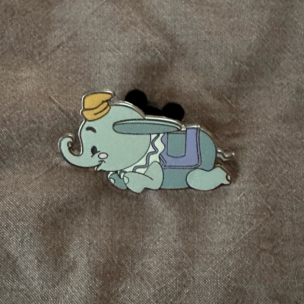 Disney pin Dumbo ride vehicle